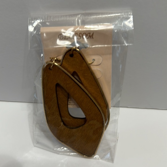 Blossom (Set of 3) Light Brown Earrings Gold trim & New in Package - Picture 8 of 17